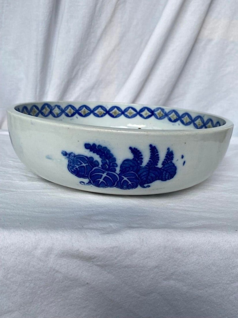 Japanese Edo Period Imari Bowl With Koi Motif, Circa 1780–1820 - 4