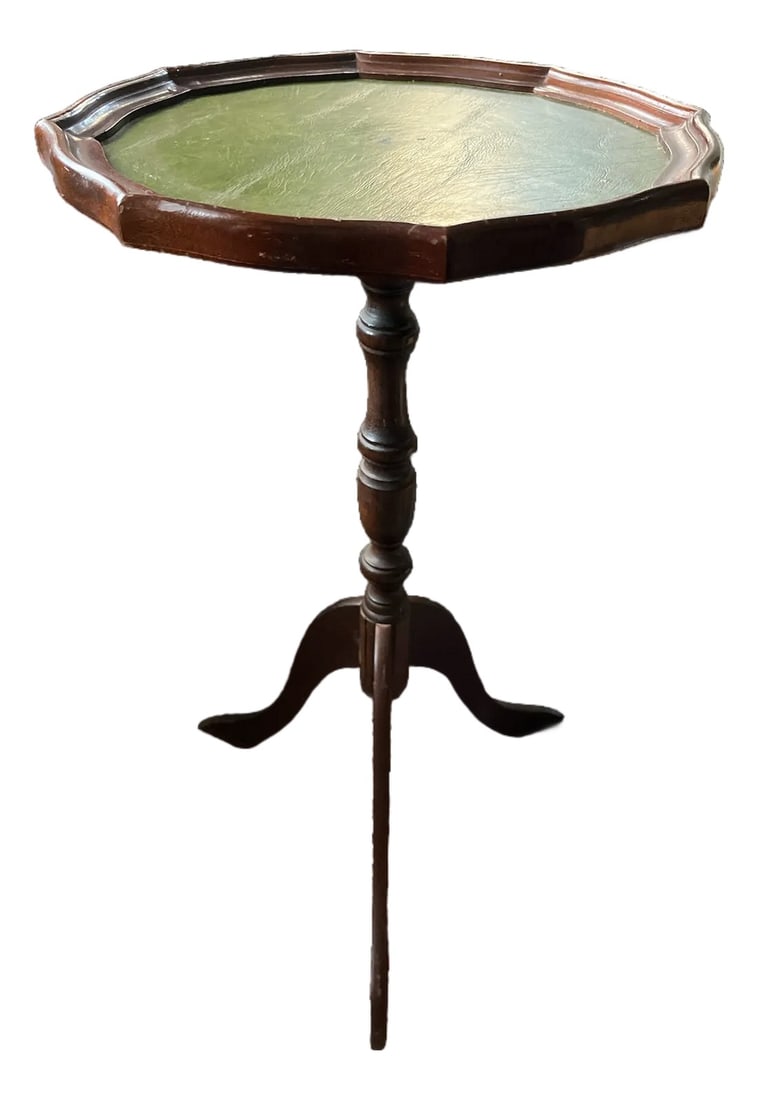 Vintage Mahogany & Green Leather-Topped Drinks Table With Scalloped Gallery: A charming and highly versatile small-scale drinks table featuring a rich green leather inset top framed by a scalloped mahogany gallery. The octagonal form and gently raised edge make it ideal as a