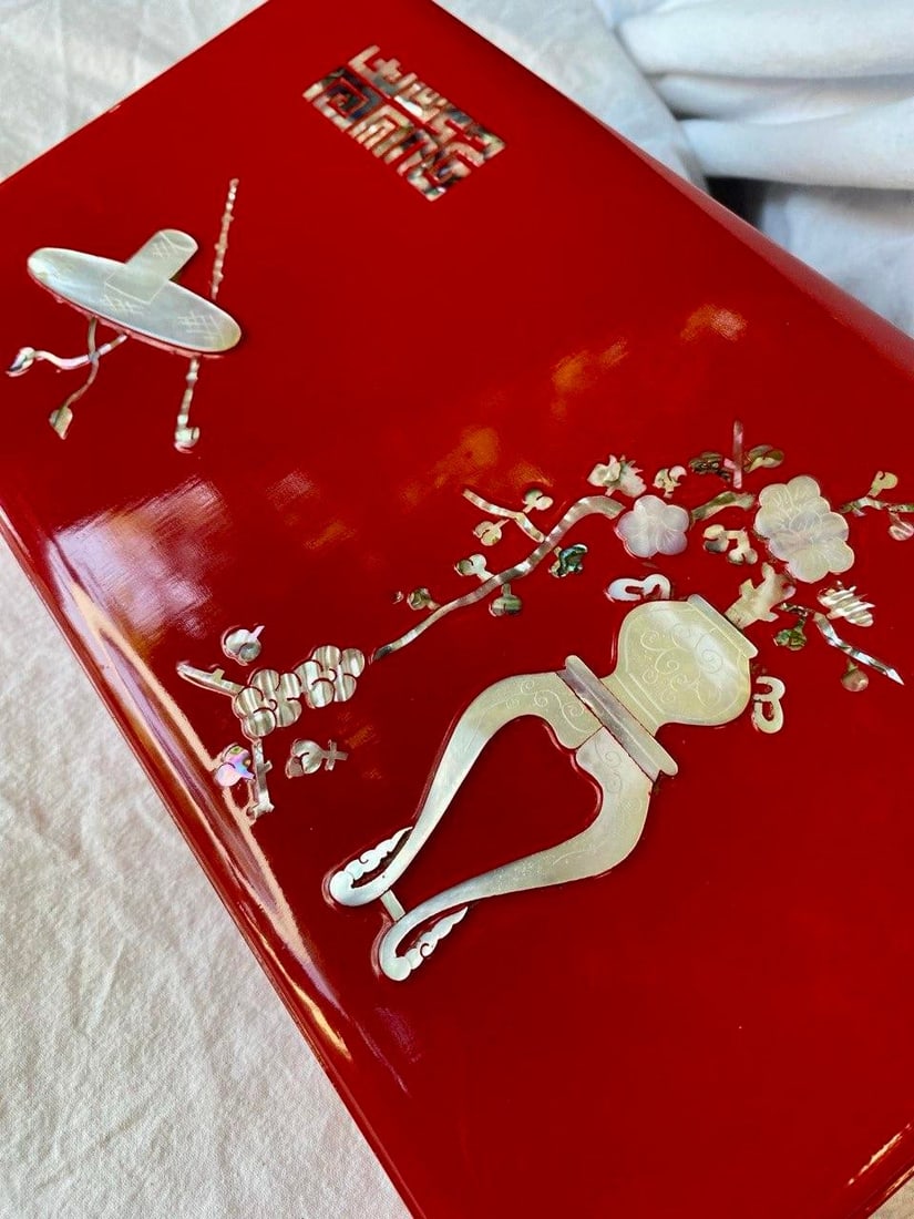 Mid 20th Century Korean Red Lacquer Smoking Box With Mother-of-Pearl Inlay – Complete Set - 2