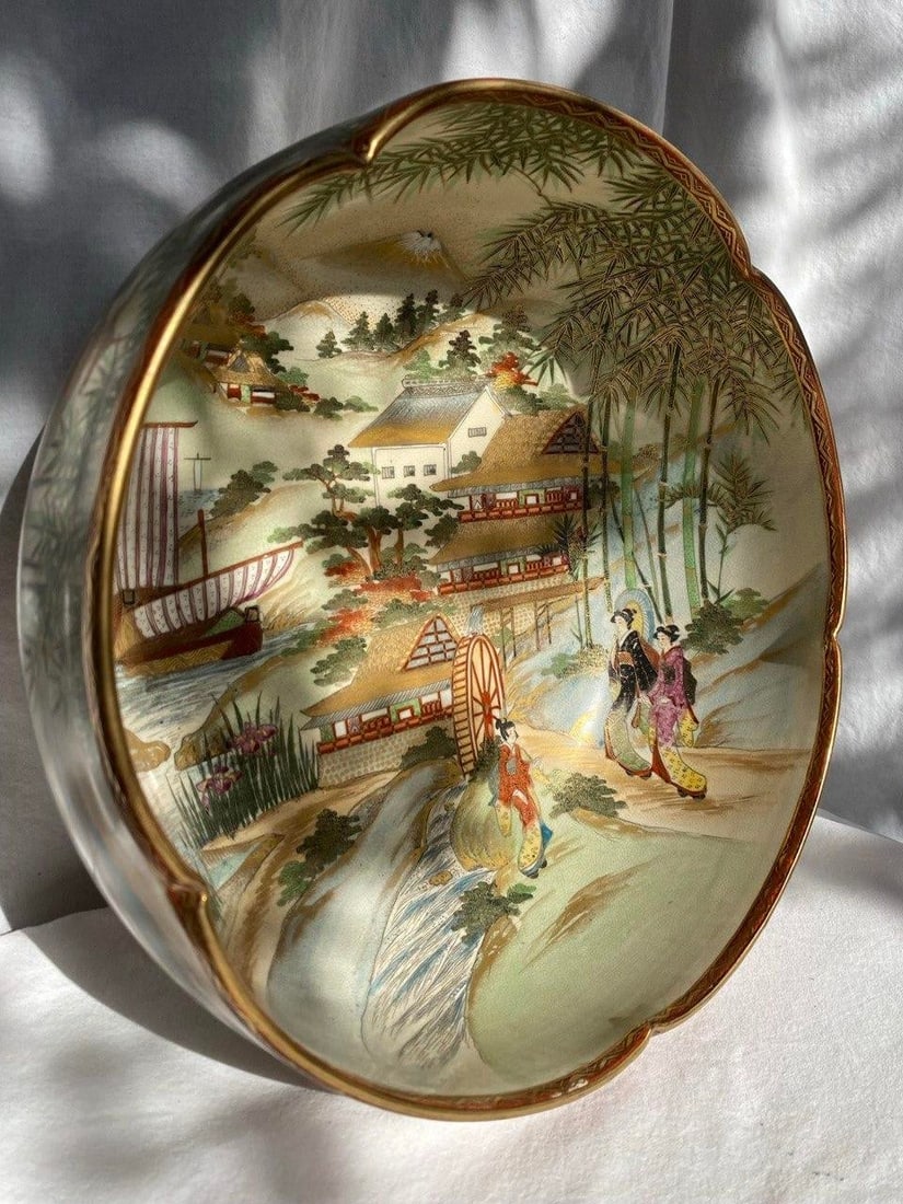 Large Antique Japanese Satsuma Scenic Bowl With Scalloped Rim – Autumn Landscape, Figures & - 2