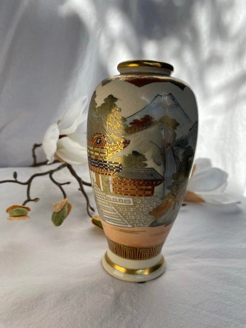 Japanese Satsuma Landscape Vase With Gilt Temple Scene, Late Meiji–TaishÅ Period - 3