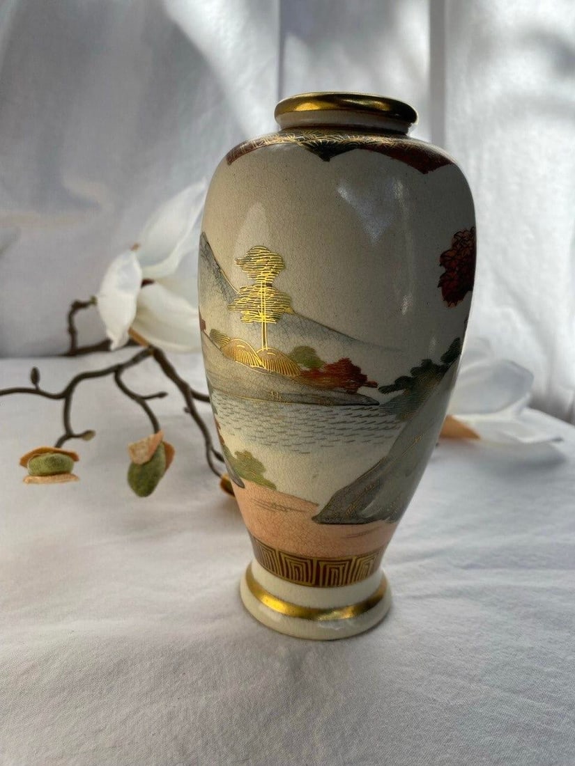 Japanese Satsuma Landscape Vase With Gilt Temple Scene, Late Meiji–TaishÅ Period - 4