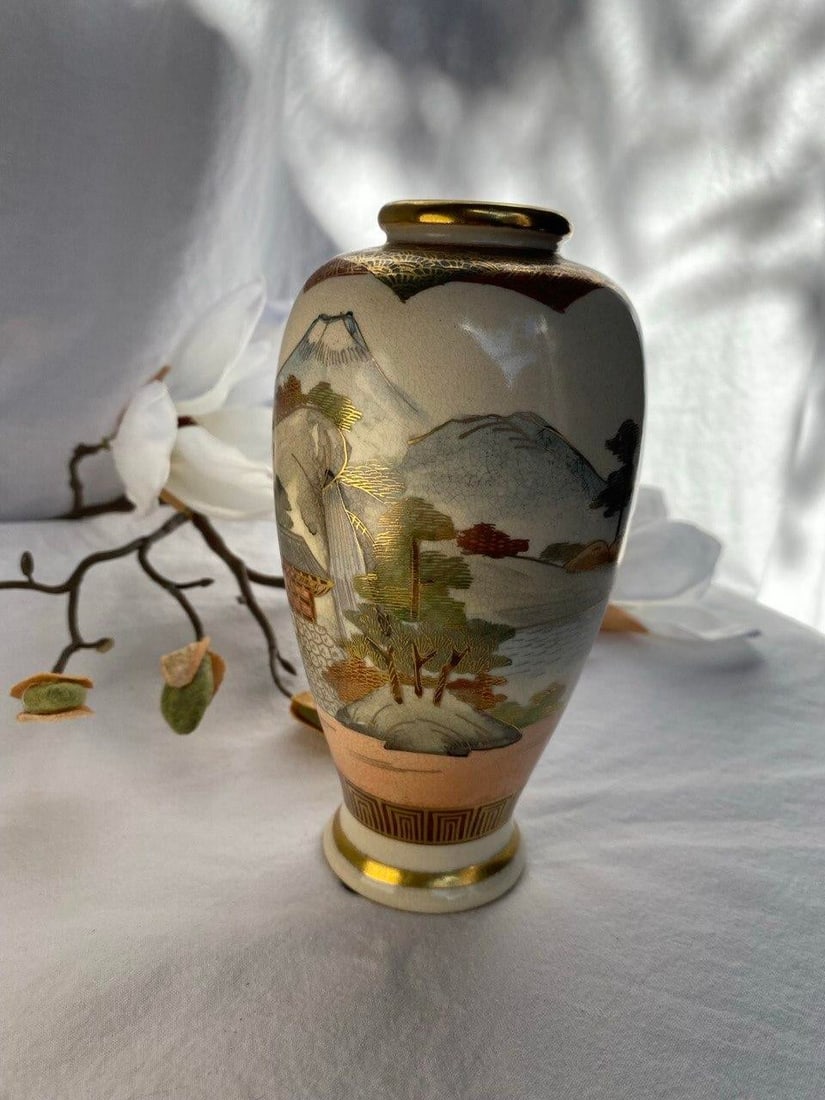 Japanese Satsuma Landscape Vase With Gilt Temple Scene, Late Meiji–TaishÅ Period - 5