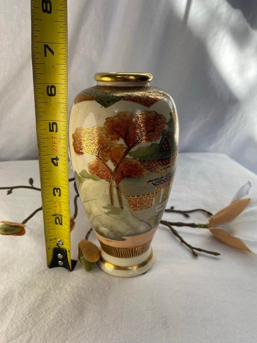 Japanese Satsuma Landscape Vase With Gilt Temple Scene, Late Meiji–TaishÅ Period - 9