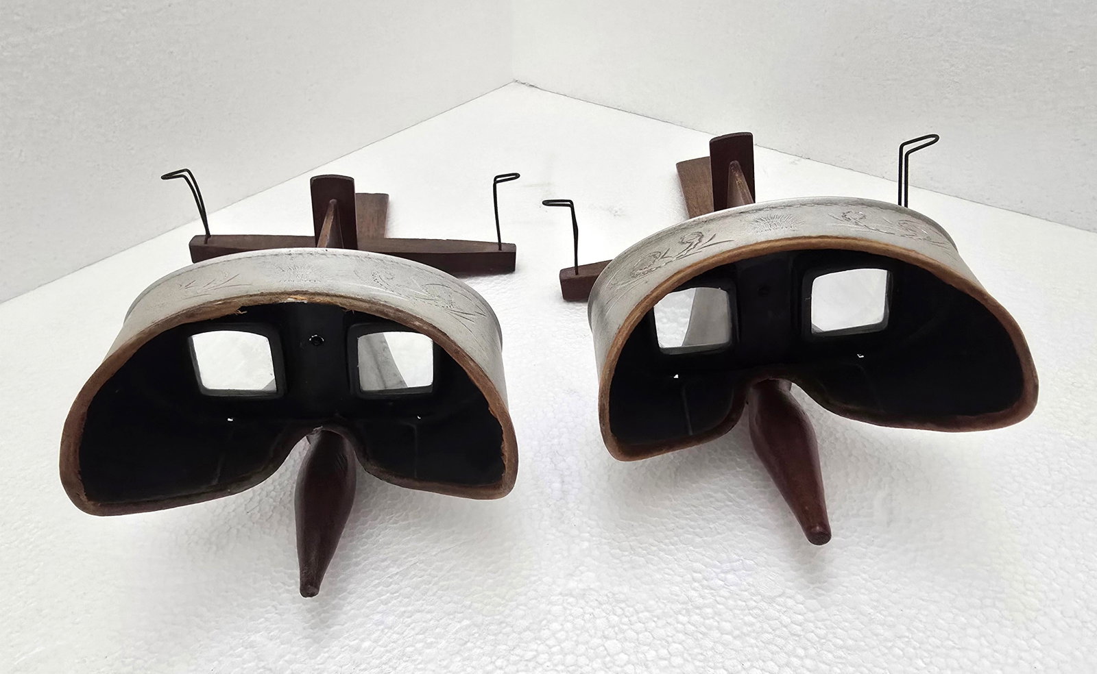 1900s Underwood & Underwood Stereoscope Viewfinder (Set of 2) and 66 Original Cards - 4