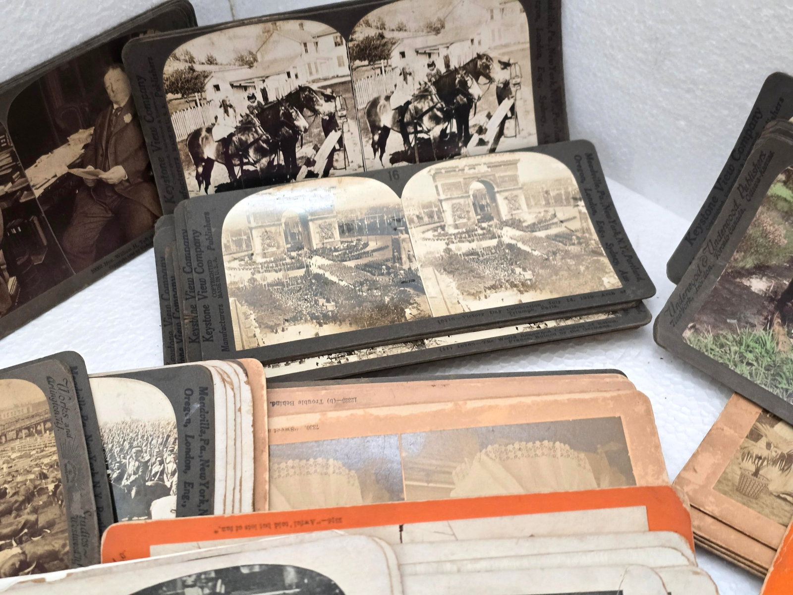 1900s Underwood & Underwood Stereoscope Viewfinder (Set of 2) and 66 Original Cards - 5