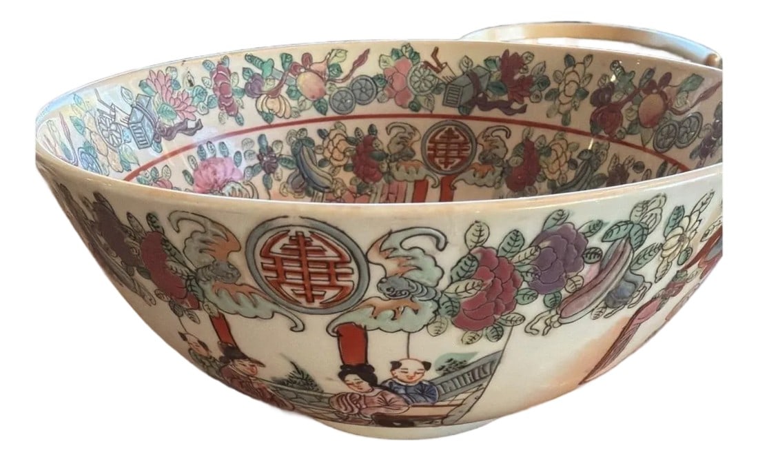 Vintage Chinese Famille Rose Porcelain Serving Bowl w/ Figures & Shou Symbol 10": Offered here is a vintage Chinese famille rose porcelain serving bowl, richly decorated with traditional figural and floral motifs and auspicious longevity symbolism. This large bowl features a