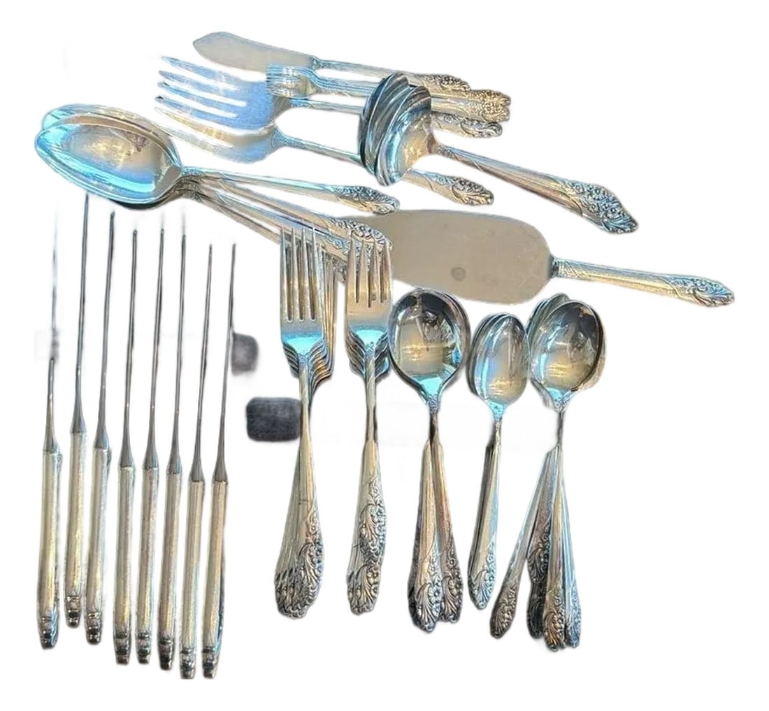 Vintage Oneida Community Silverplate Flatware Set, Evening Star Pattern with Ser: Vintage Oneida Community silverplate flatware set in the elegant 'Evening Star' pattern. This set features a classic floral design and includes various place settings plus essential serving pieces
