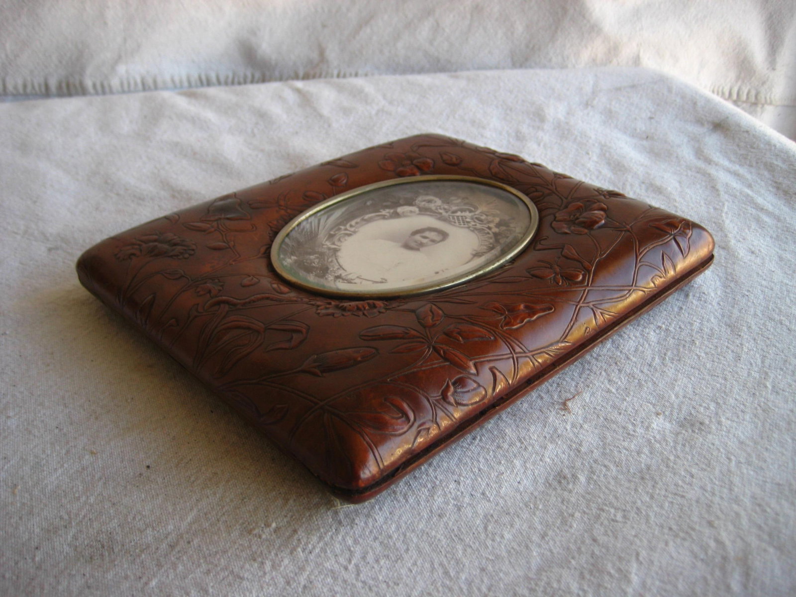Late 19th Century French Art Nouveau Leather Picture and Frame Album - 12