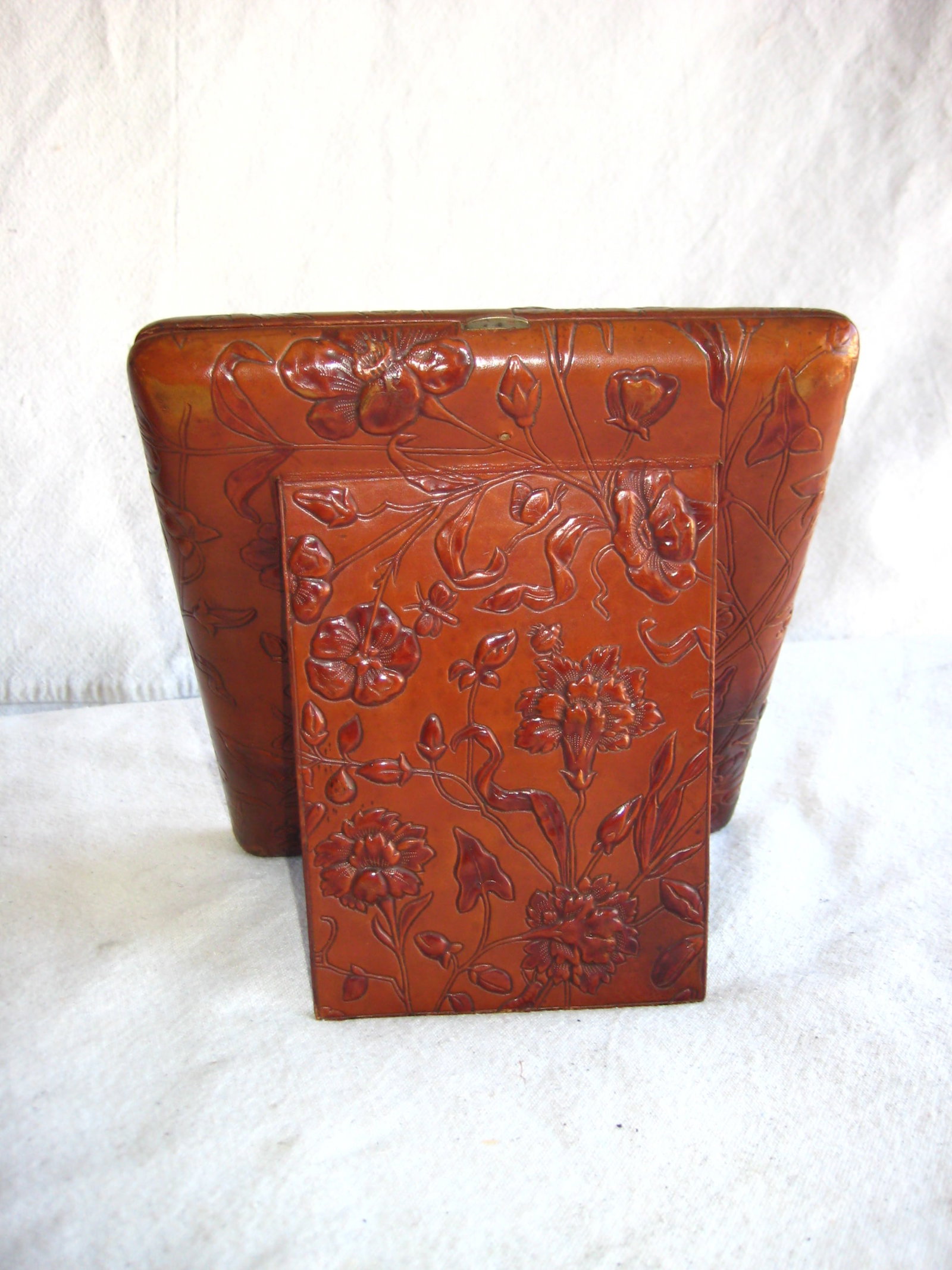 Late 19th Century French Art Nouveau Leather Picture and Frame Album - 3