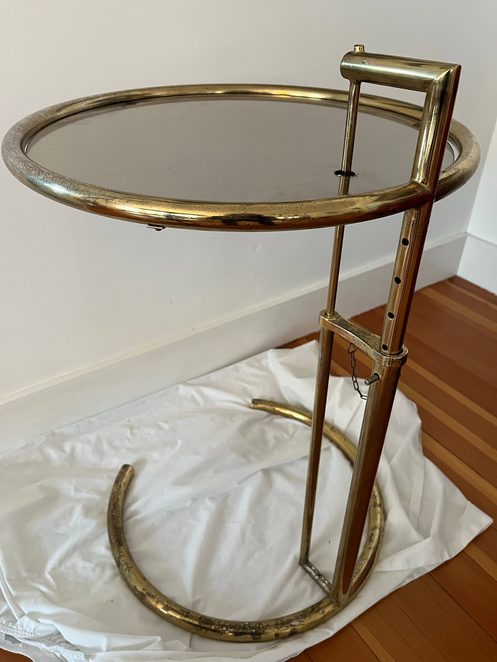 1980s Adjustable Brass Finished Metal & Tinted Glass Side Table, After Eileen Gray E1027 Table - 5