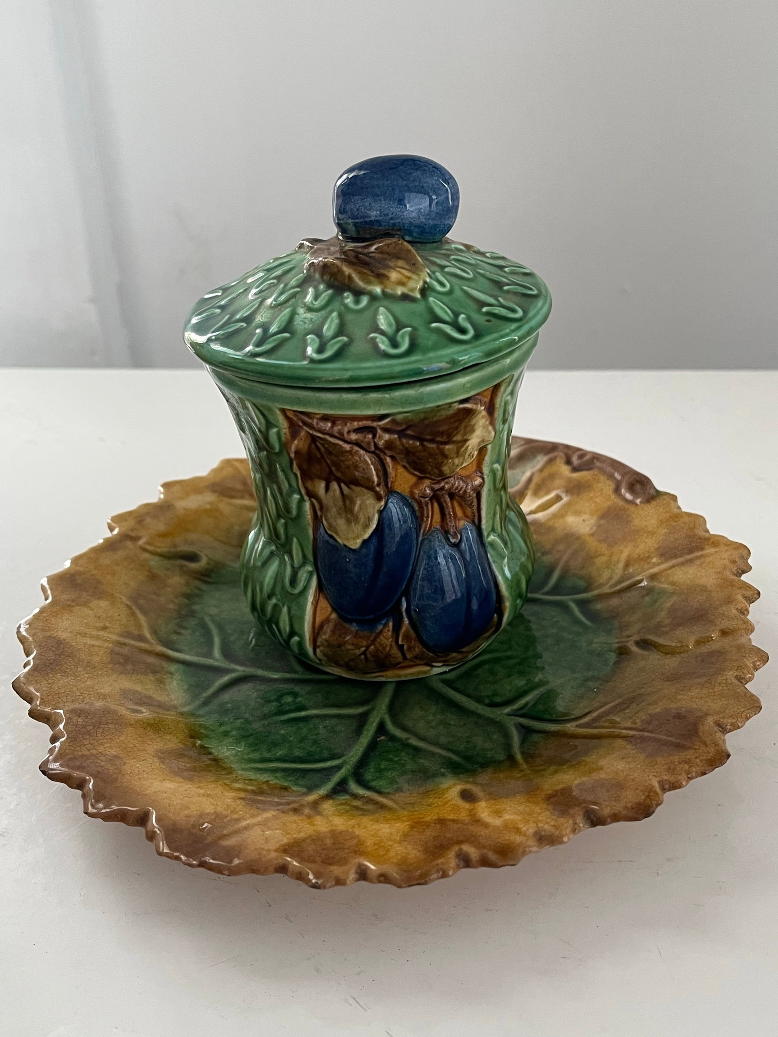 1930s Majolica Lidded Jam Pot Along With Majolica Leaf Form Plate - 4