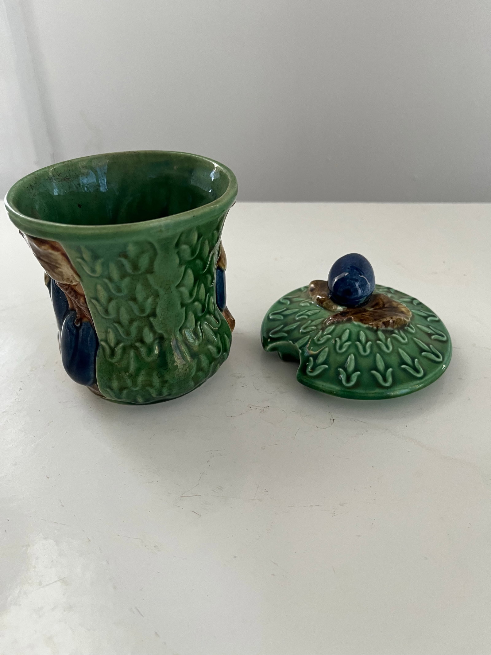 1930s Majolica Lidded Jam Pot Along With Majolica Leaf Form Plate - 7