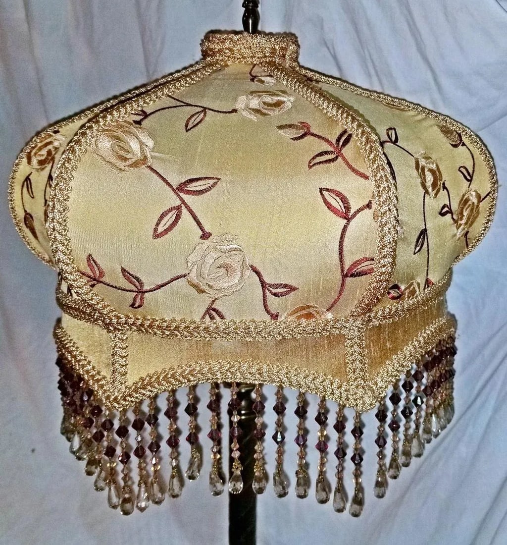 1980s Victorian Hand-Made Table Lamp - 3