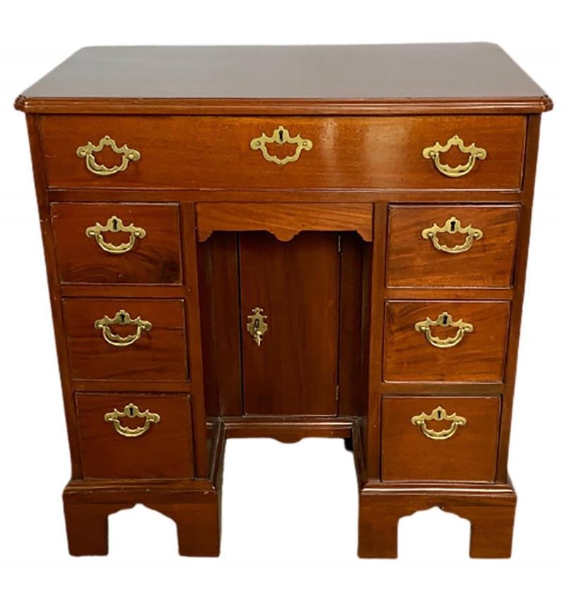 Mid-19th Century Georgian Style Mahogany Knee Hole Desk - 2