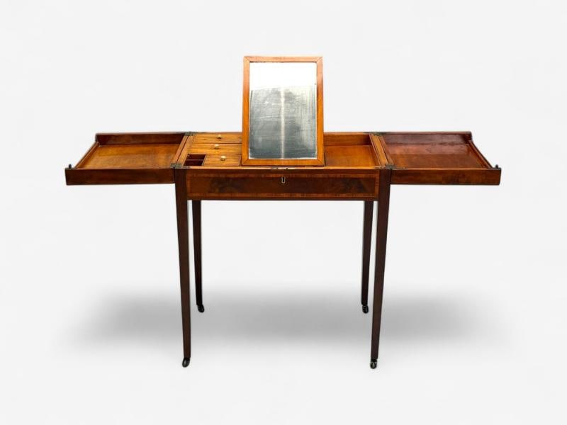 Hepplewhite Dressing Table or Vanity, England, Early 19th C. Mahogany, Refinish - 4