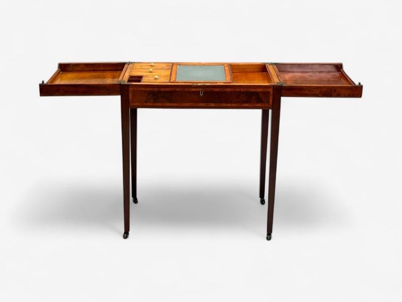 Hepplewhite Dressing Table or Vanity, England, Early 19th C. Mahogany, Refinish - 5