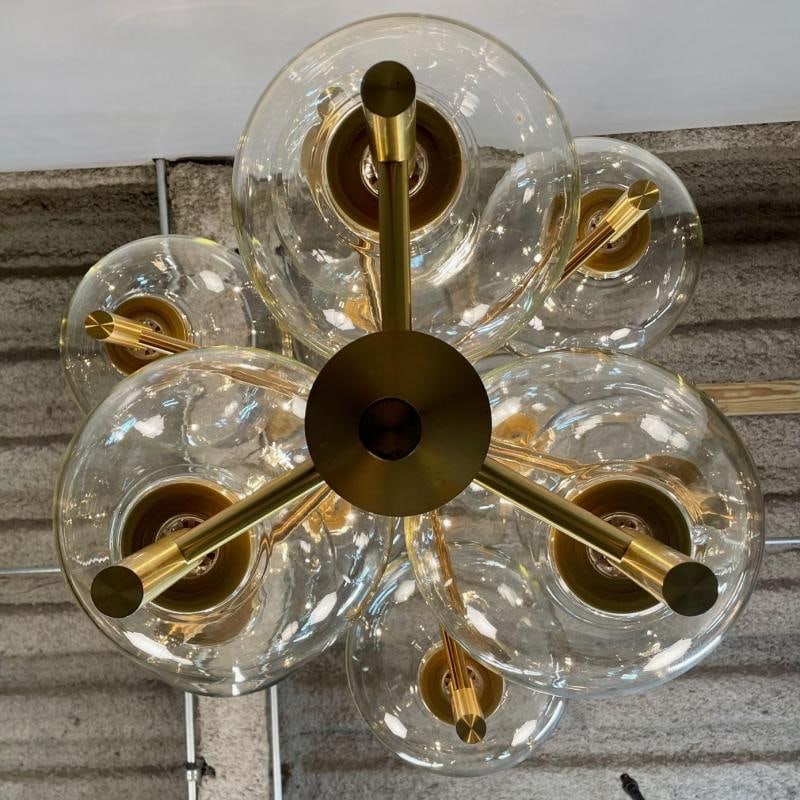 Pair of Monumental Mid-Century Modern Style Chandeliers in Amber Glass and Brass - 10