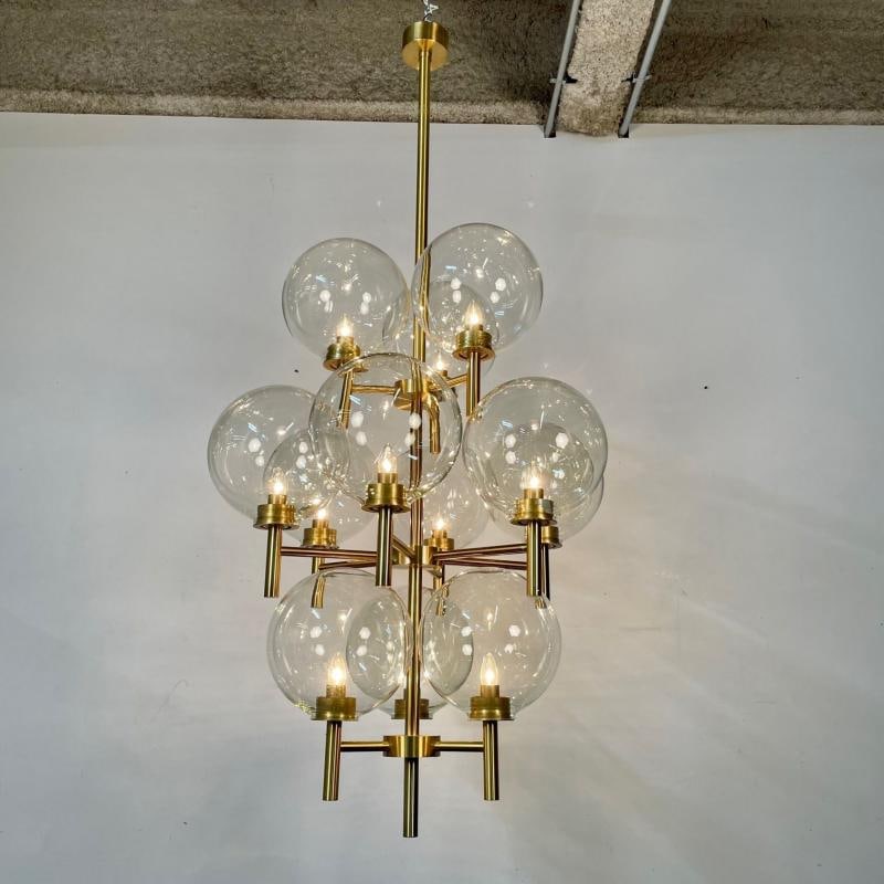 Pair of Monumental Mid-Century Modern Style Chandeliers in Amber Glass and Brass - 3