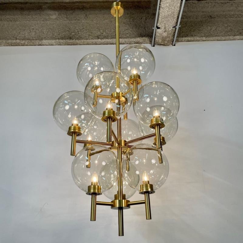 Pair of Monumental Mid-Century Modern Style Chandeliers in Amber Glass and Brass - 5