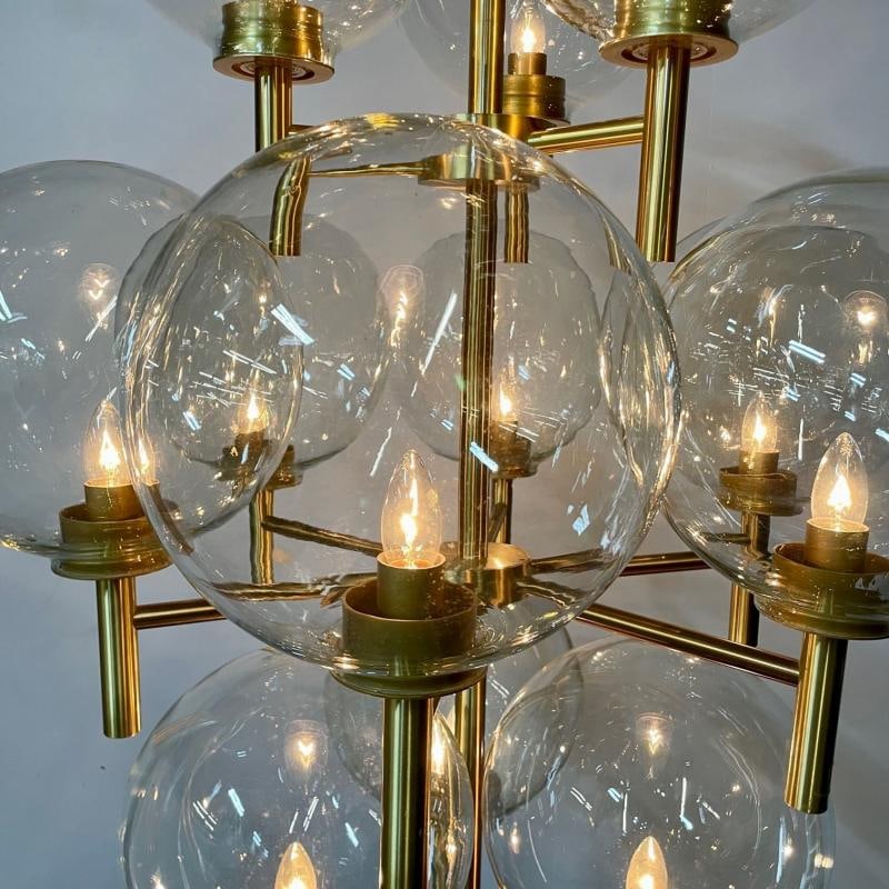 Pair of Monumental Mid-Century Modern Style Chandeliers in Amber Glass and Brass - 9