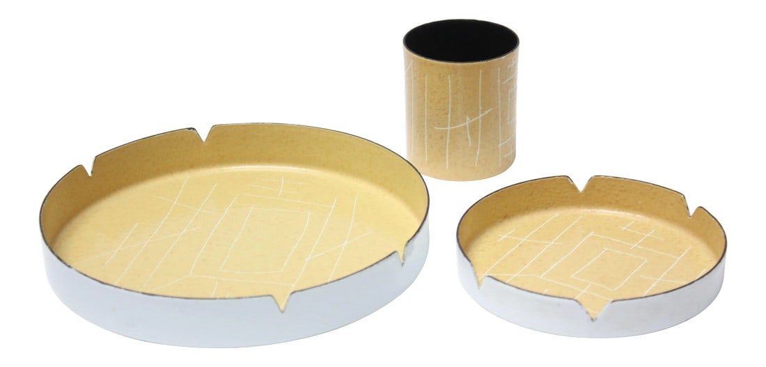 Vintage Italian Modern Enamel Smoke Set by Vallenti: Charming smoke set designed in the 1960s by Vallenti of Italy. Composed of three pieces: two ashtrays and a cigarette holder in beige with sgraffito pattern (lines were 'carved' through the enamel in 