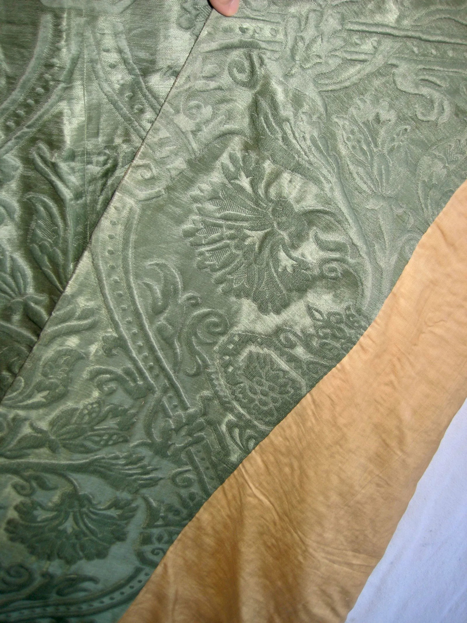 Antique Italian Trapunto Brocatelle Tablecloth - 12