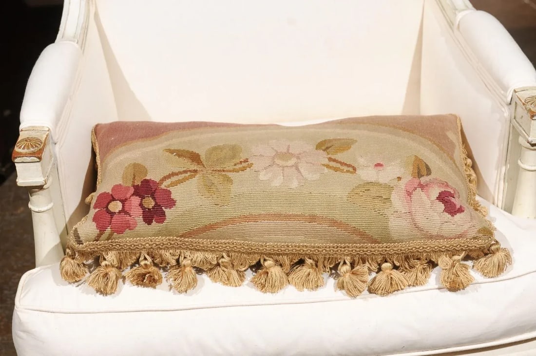 19th Century French Aubusson Tapestry Pillow with Flowers and Petite Tassels - 7