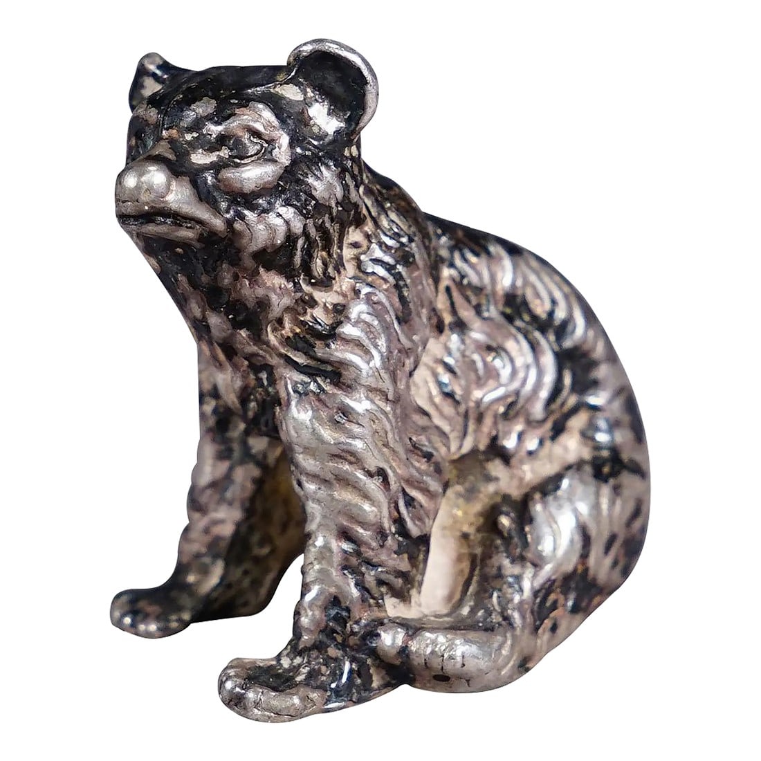 Tiny Sterling Cast of a Sitting Bear: Tiny Sterling Cast of a Sitting Bear A lovely sculpture of a sitting bear casted in sterling silver, Germany 1st half of the 20th century. 17,1 gramm, 0,60 oz. A wonderful little showcase object. Meas