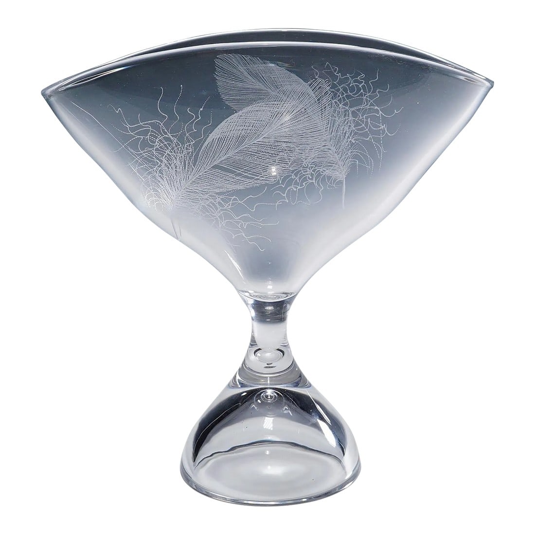 Footed Bowl With Feather Decoration by Vicke Lindstrand for Kosta 1950s: Footed Bowl with Feather Decoration by Vicke Lindstrand for Kosta 1950s A vintage crystal bowl designed by the Swedish designer Vicke Lindstrand (1904-1983) for Kosta Boda. Blown clear crystal glass
