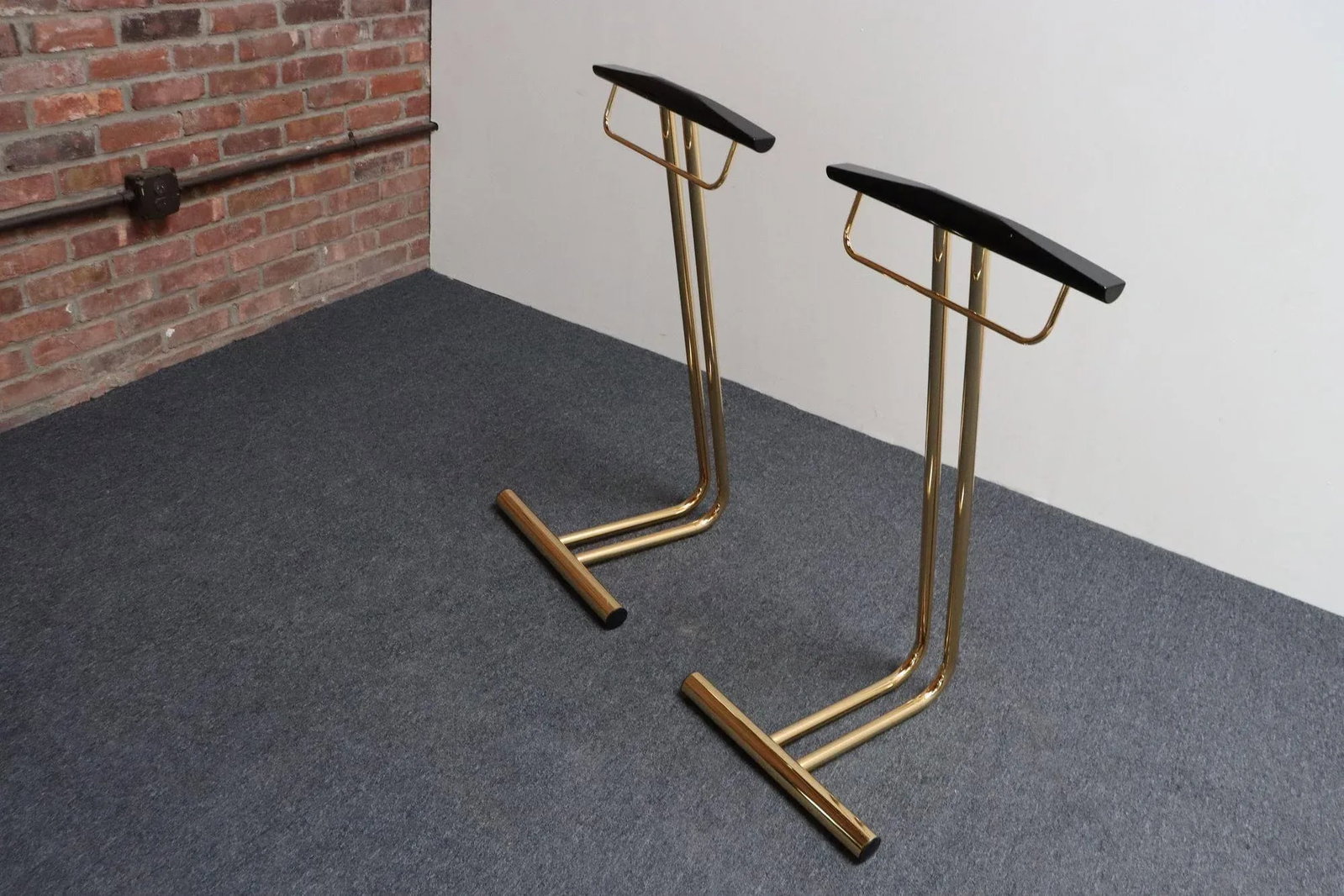 Pair of Vintage Italian Valets / Dress Boys in Polished Brass and Lacquered Wood - 2