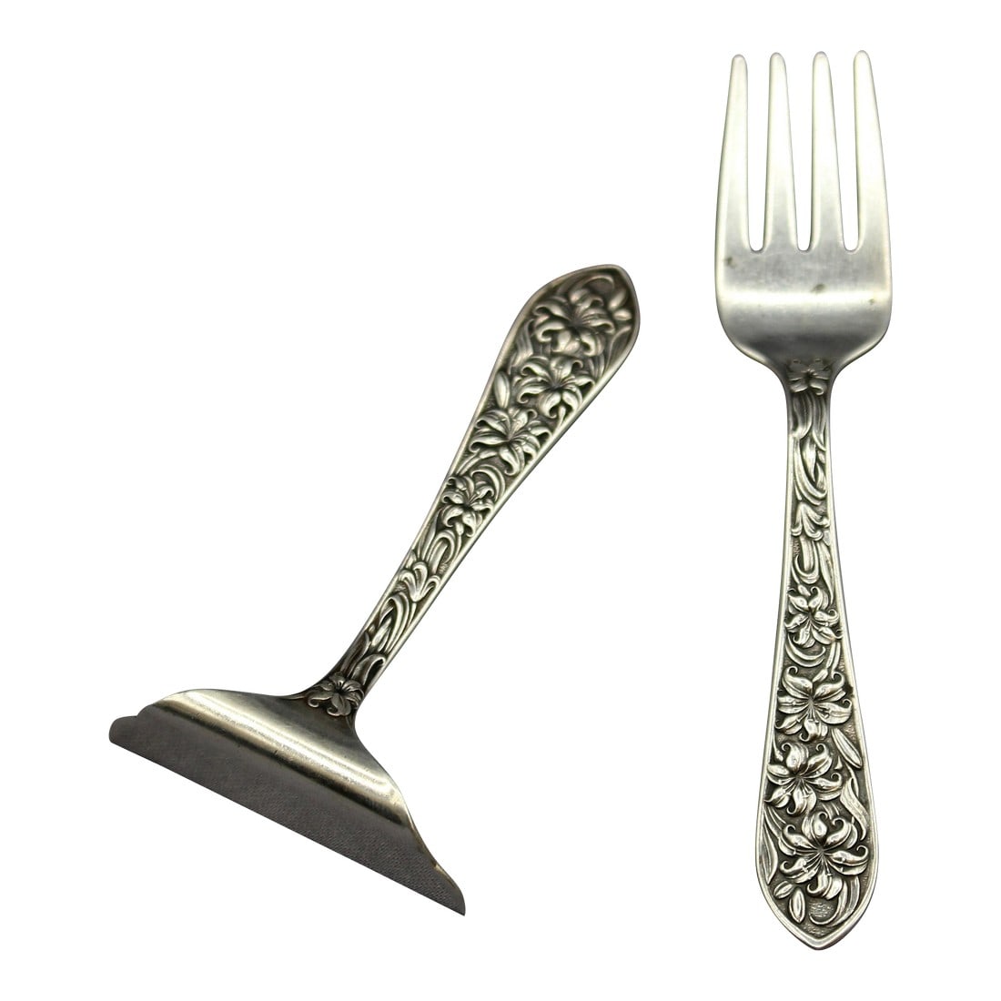 Art Nouveau Period Sterling Silver Baby Food Pusher & Fork by f.m. Whiting: Art Nouveau period sterling silver baby food pusher & fork by F.M. Whiting. Easter Lily pattern. Rare, never engraved & charming. Marked: Frank M Whiting Sterling. 1 troy oz. Fork: 4.5". Pusher: 1 7/8