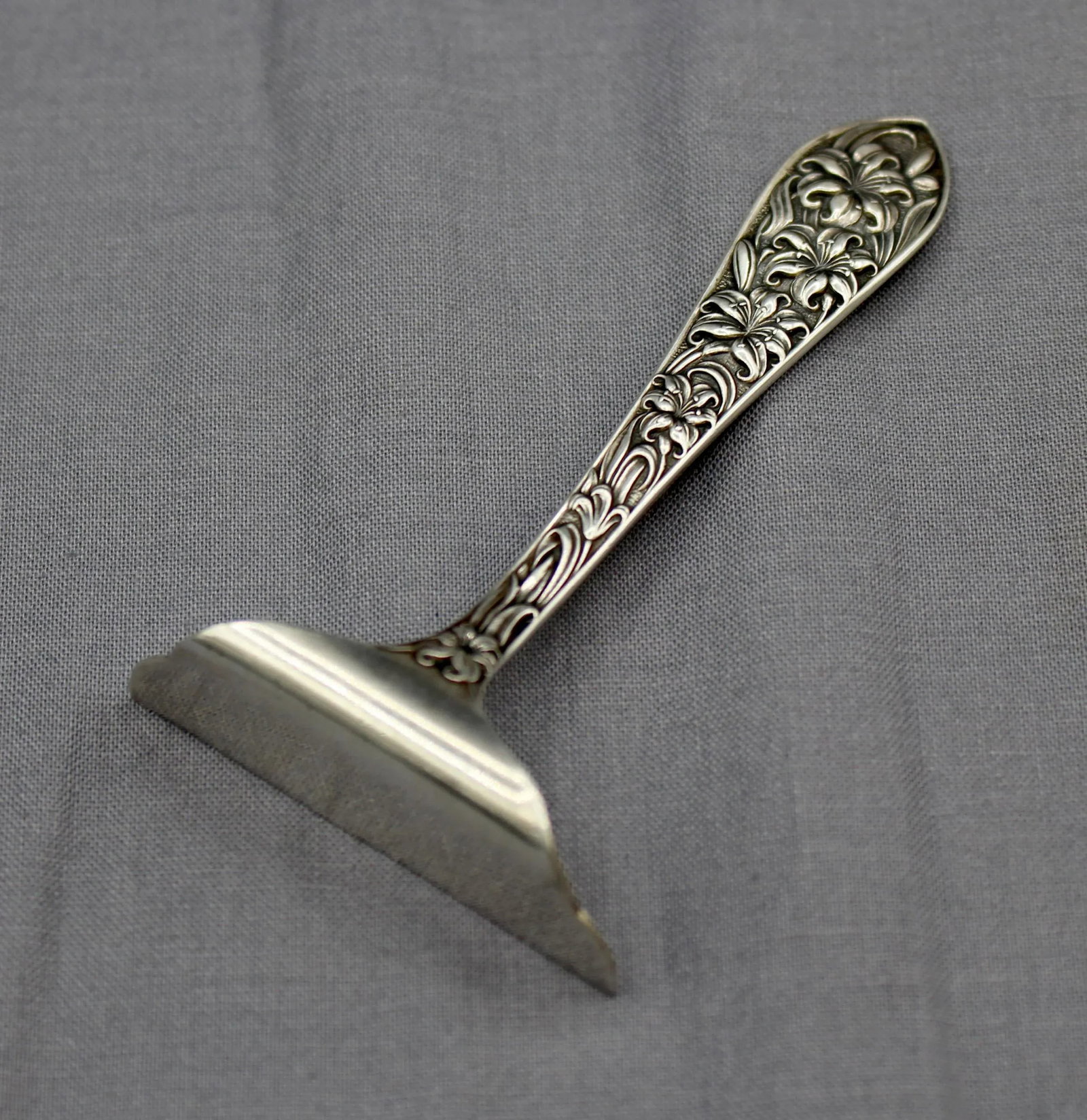 Art Nouveau Period Sterling Silver Baby Food Pusher & Fork by f.m. Whiting - 4