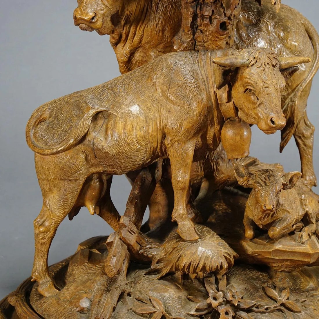 1890 Group of Carved Cattles With Glass Vase Inset, Brienz - 2