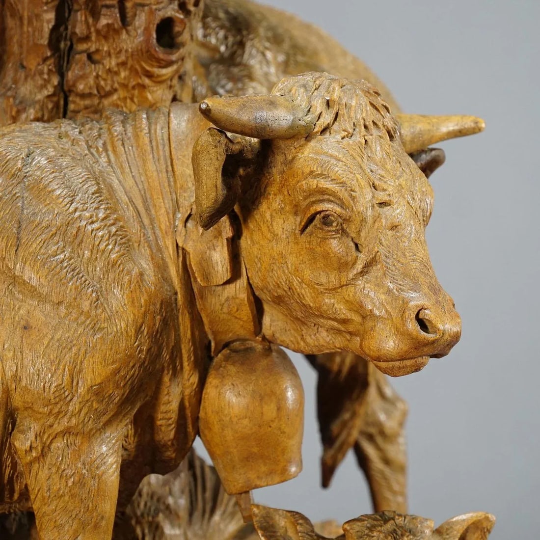 1890 Group of Carved Cattles With Glass Vase Inset, Brienz - 4