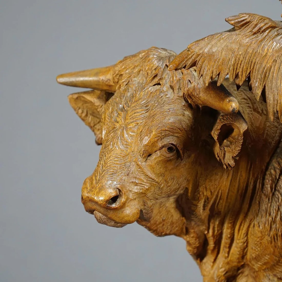 1890 Group of Carved Cattles With Glass Vase Inset, Brienz - 5