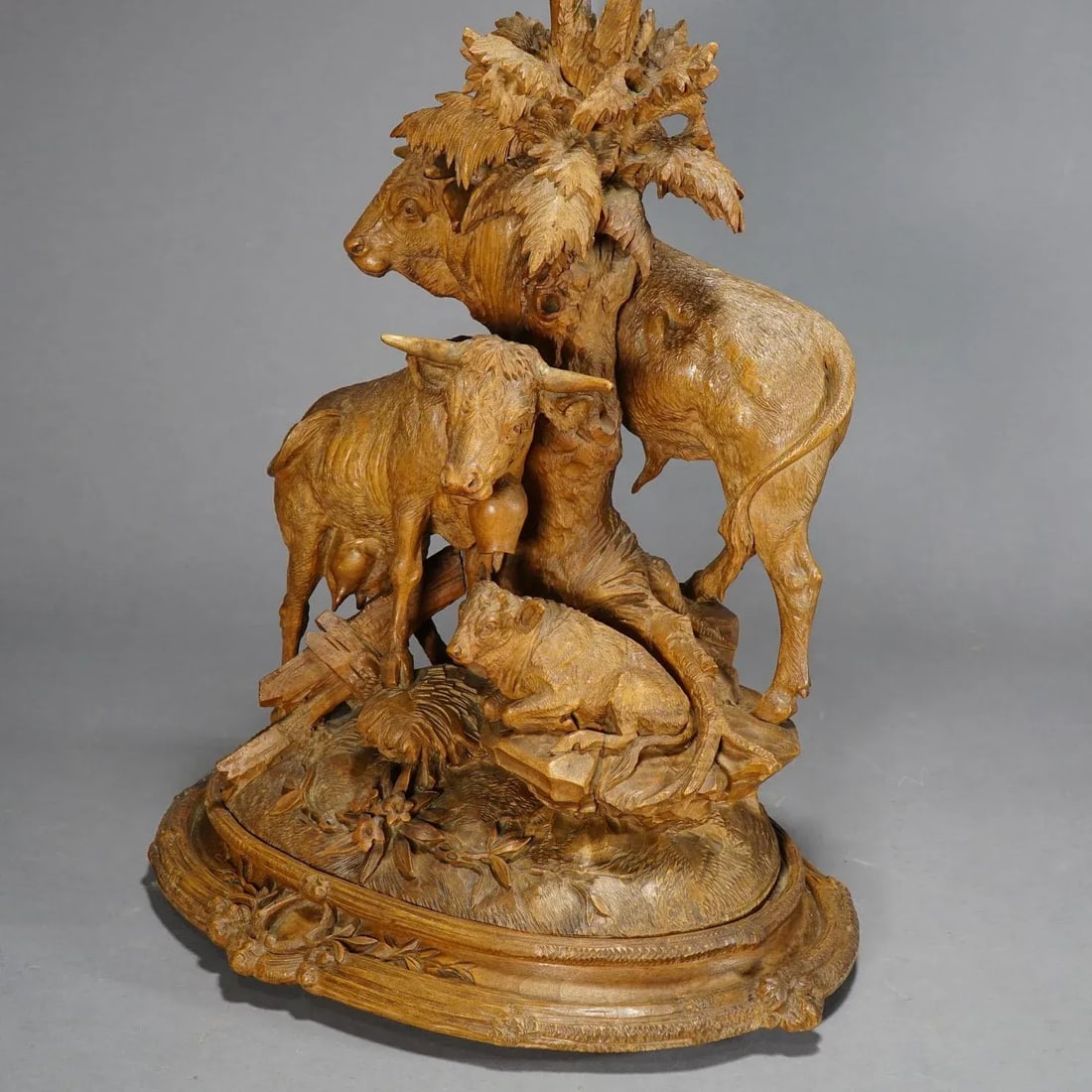 1890 Group of Carved Cattles With Glass Vase Inset, Brienz - 7