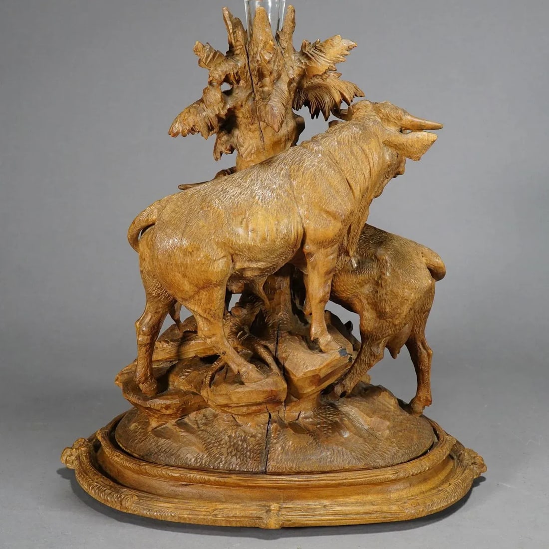 1890 Group of Carved Cattles With Glass Vase Inset, Brienz - 8