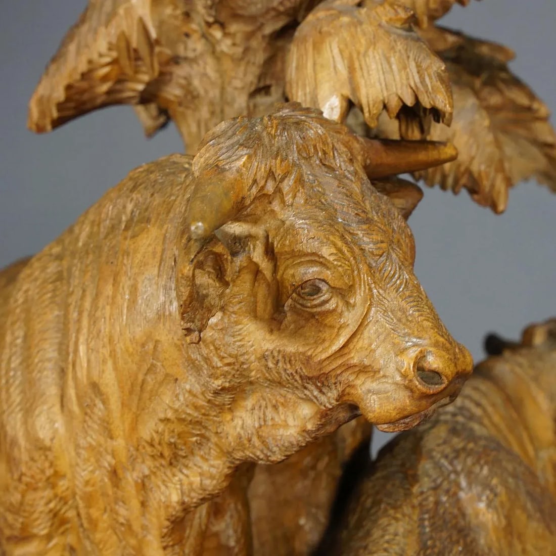 1890 Group of Carved Cattles With Glass Vase Inset, Brienz - 9