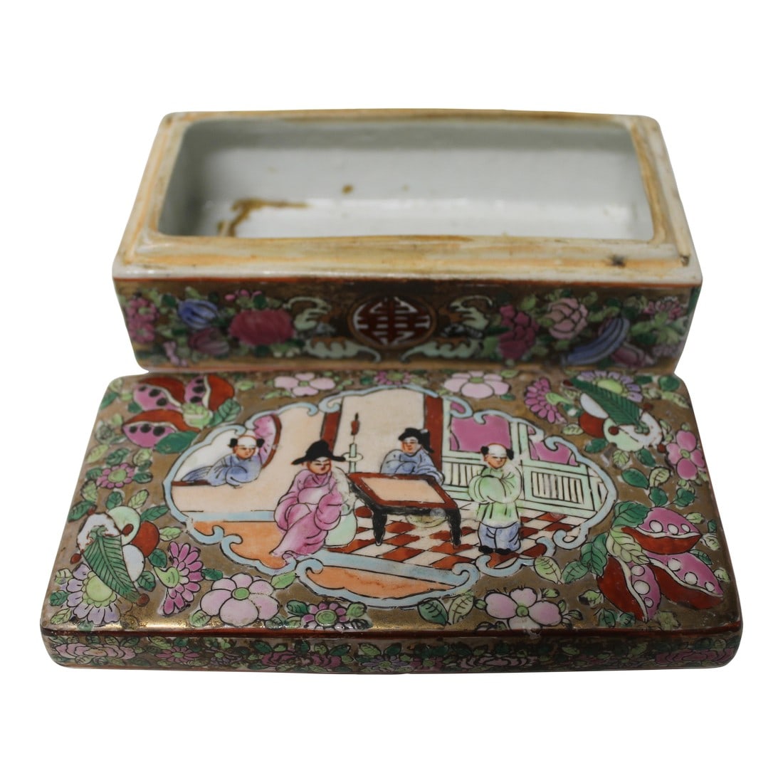 17th Century Chinese Porcelain Covered Box With Figural Decoration: 17th Century Chinese Porcelain Covered Box with Figural Decoration A rare and finely decorated 17th century Chinese porcelain covered box, richly painted with a detailed figural scene set within a