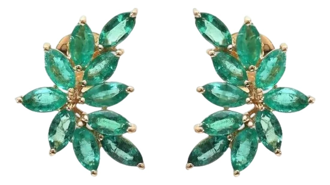 2.50 cts Natural emerald earring in 18k gold: Emerald heart cut halo diamond mini hoops earrings gold Natural heart emerald diamond earring gold Emerald heart diamond mini hoops gold GEMSTONE DETAILS : âœ¦ Gemstone : Emerald