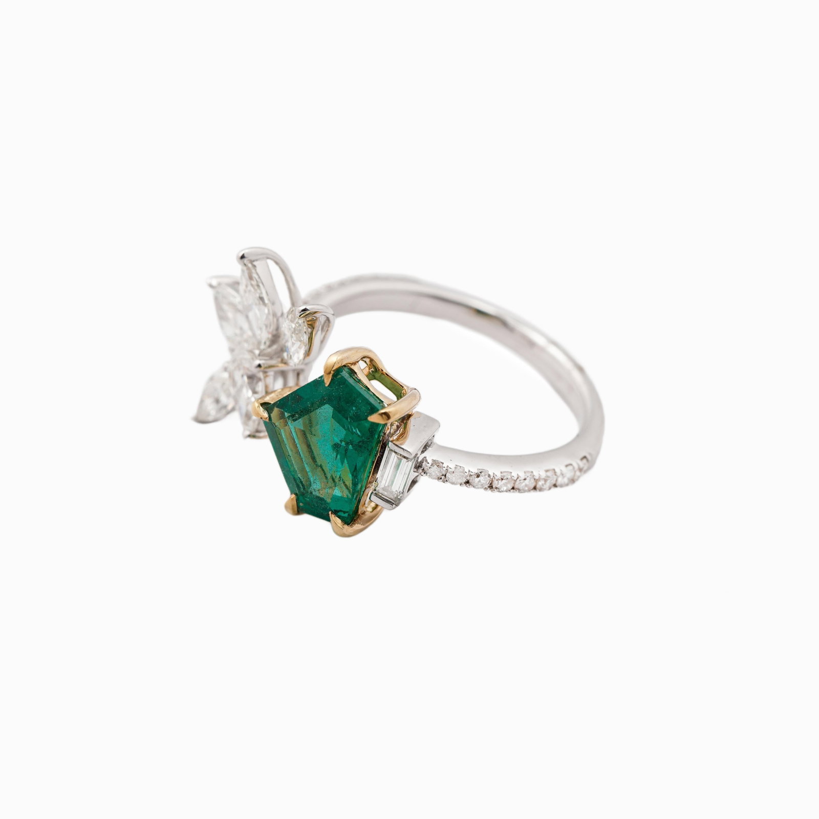 Natural Zambian Emerald 1.80cts & diamond 1.26cts Ring in 18k Gold - 9