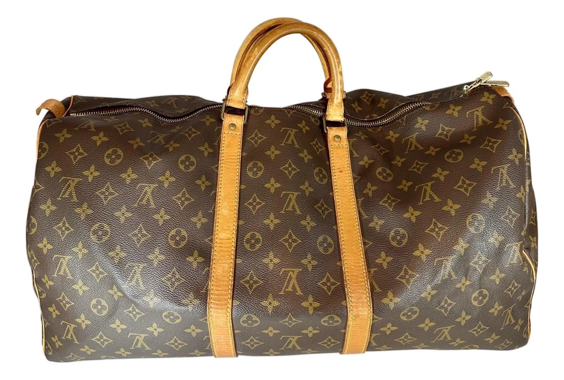LOUIS VUITTON Brown Monogram Canvas Keepall Luggage Bag 55: A Louis Vuitton logo-printed Louis Vuitton Keepall 55 with leather trim with bring a touch of heritage luxury wherever you carry it. Over all good condition, I have added lots of pictures of the origi