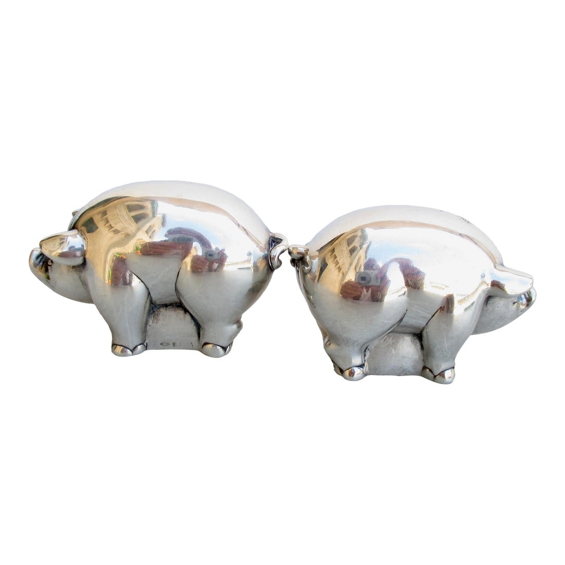 Pigs Sterling Silver Salt and Pepper: Salt Pepper set in Sterling Silver. Charming little fat pork'ers. Fitted with cork stoppers and high shine silver surfaces, mirror shine. The size is 3" wide, and 1.3" wide, and 1.75 " tall. Stamped
