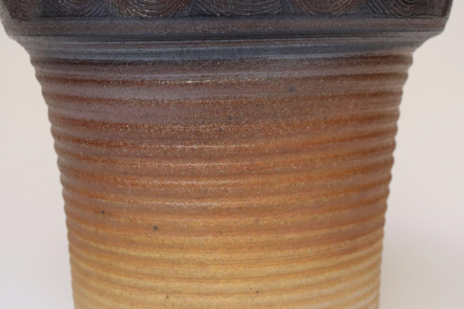 Mid-Century American Modern Ribbed Studio Pottery Planter Vase by Deanna Nichols - 11