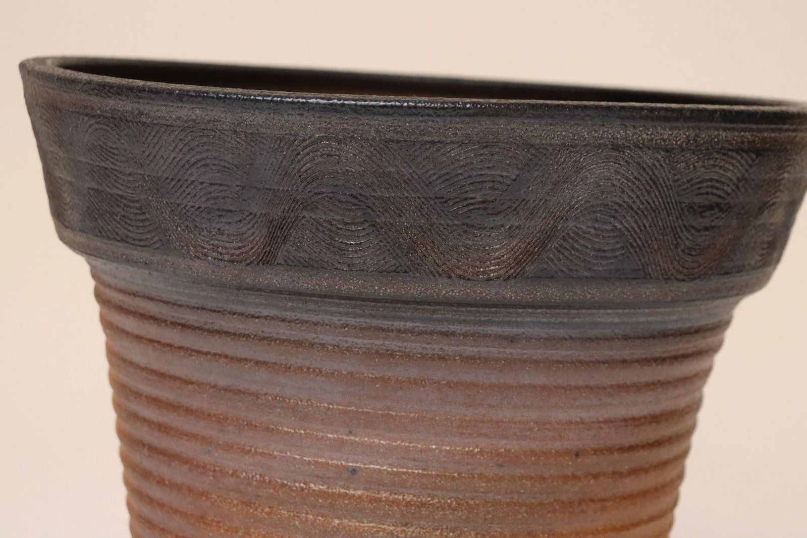 Mid-Century American Modern Ribbed Studio Pottery Planter Vase by Deanna Nichols - 14