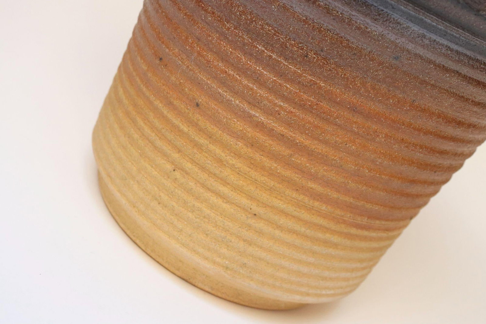 Mid-Century American Modern Ribbed Studio Pottery Planter Vase by Deanna Nichols - 9