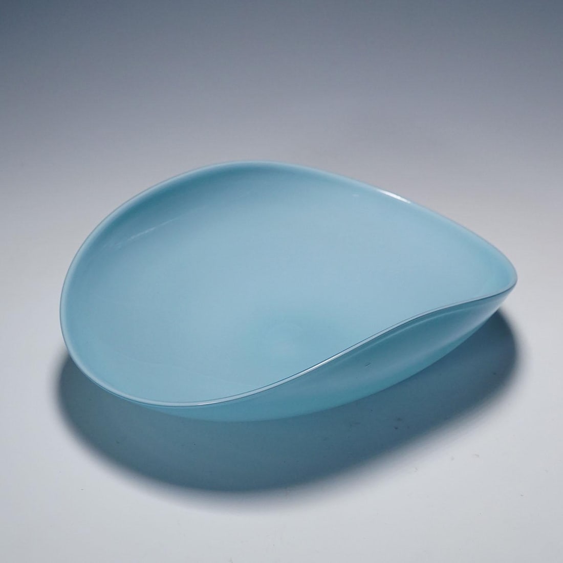Rare Venini Art Glass Bowl in Light Blue and Lattimo Glass - 2
