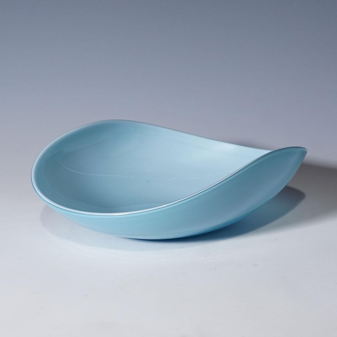 Rare Venini Art Glass Bowl in Light Blue and Lattimo Glass - 3