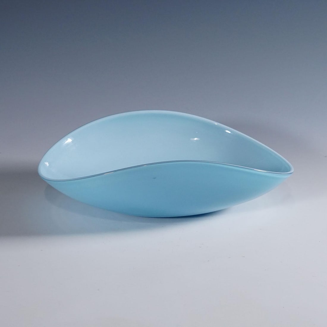 Rare Venini Art Glass Bowl in Light Blue and Lattimo Glass - 4